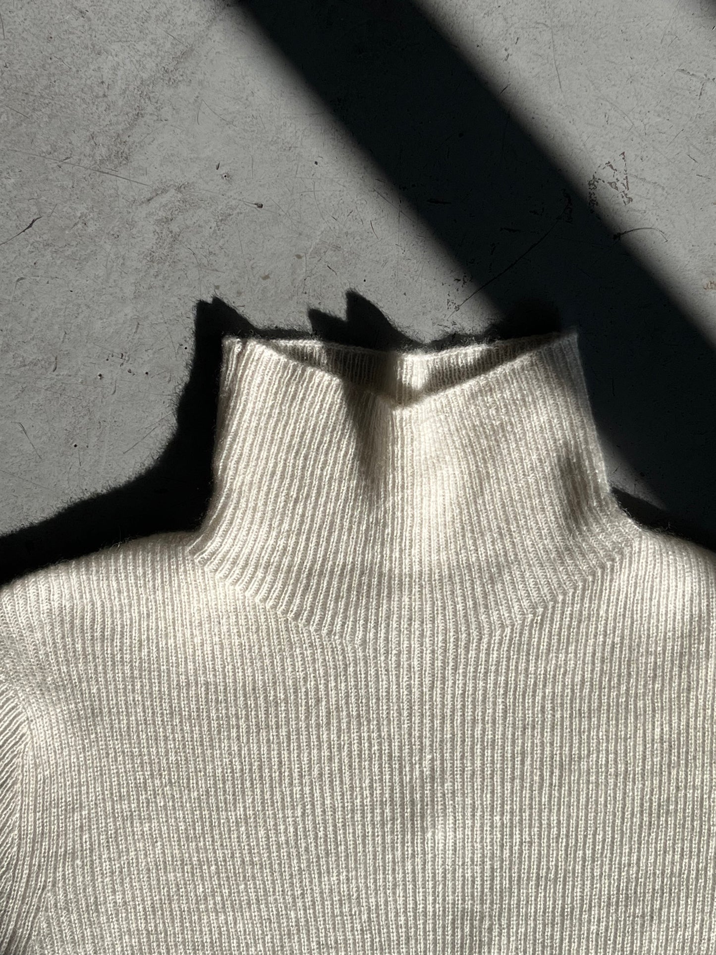 PULL BLANC COL ROULÉ - UNIVERSEL soemshop - universel