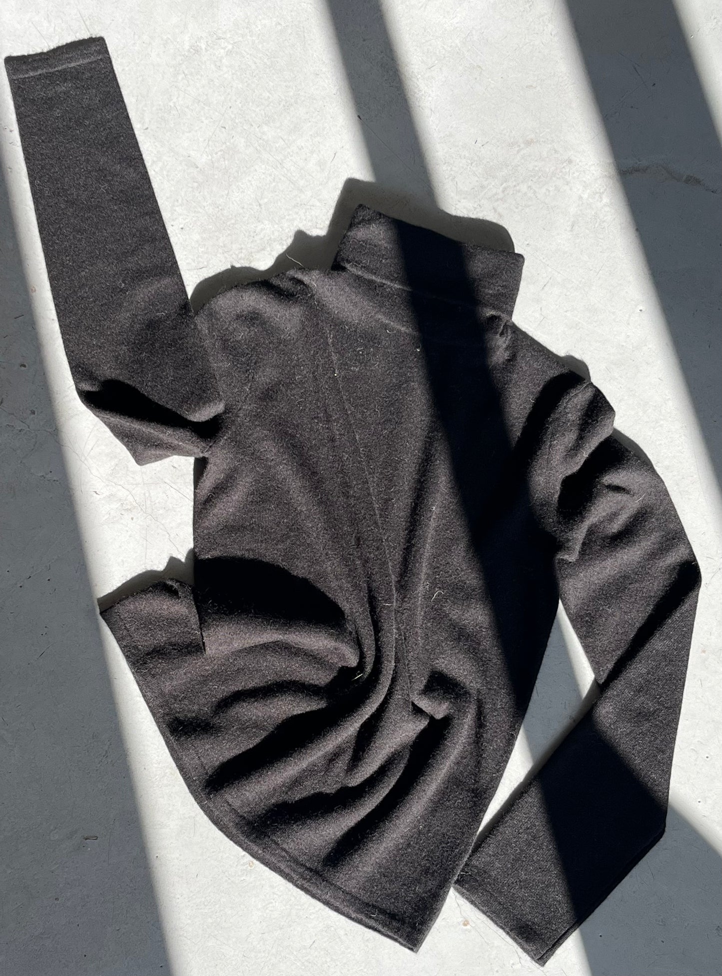 PULL NOIR COL ROULÉ - UNIVERSEL soemshop - universel
