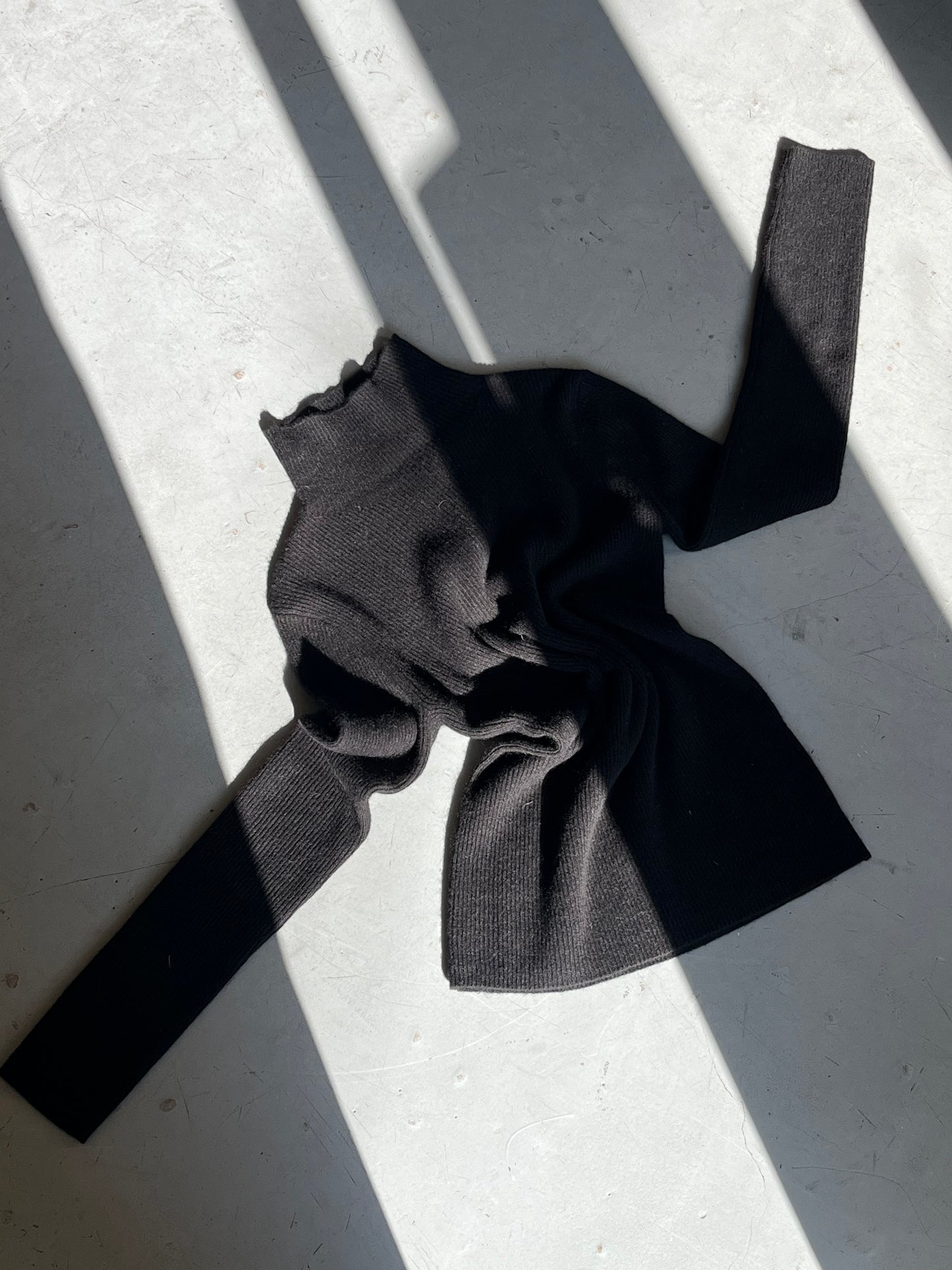 PULL NOIR COL ROULÉ - UNIVERSEL soemshop - universel