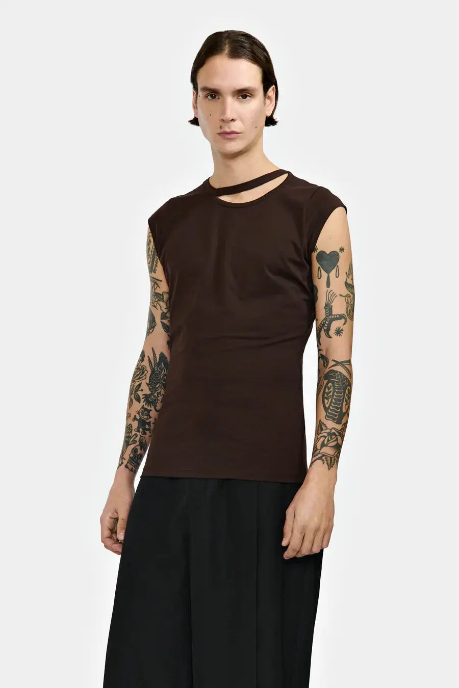 T-SHIRT MANCHES COURTES AVEC OUVERTURE ASYMÉTRIQUE - LOUIS GABRIEL NOUCHI soemshop - LOUIS GABRIEL NOUCHI